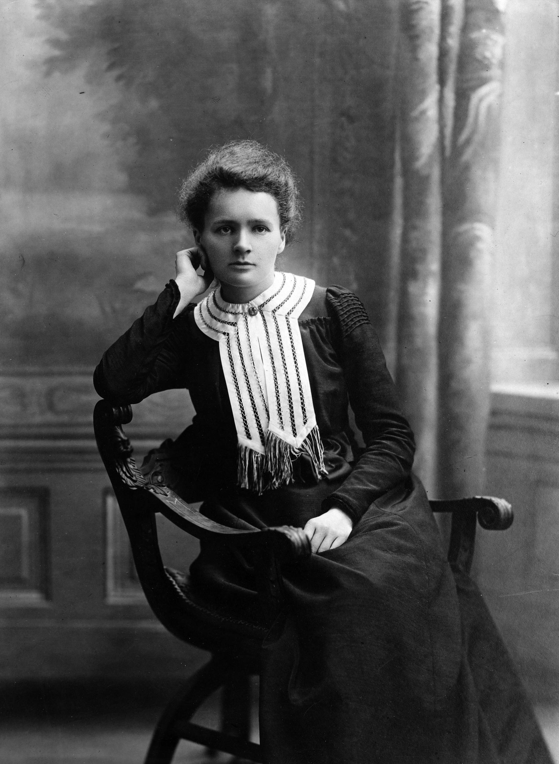 Maria Skłodowska-Curie na fotografii z 1903 roku — polska noblistka, która musiała wyemigrować, by móc prowadzić badania naukowe.