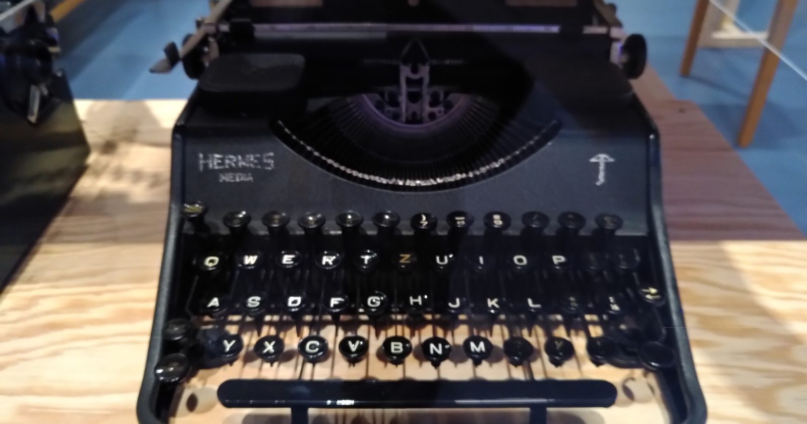 Stara maszyna do pisania z założoną kartką papieru — dokument urzędowy jako obraz procedury konkursowej.